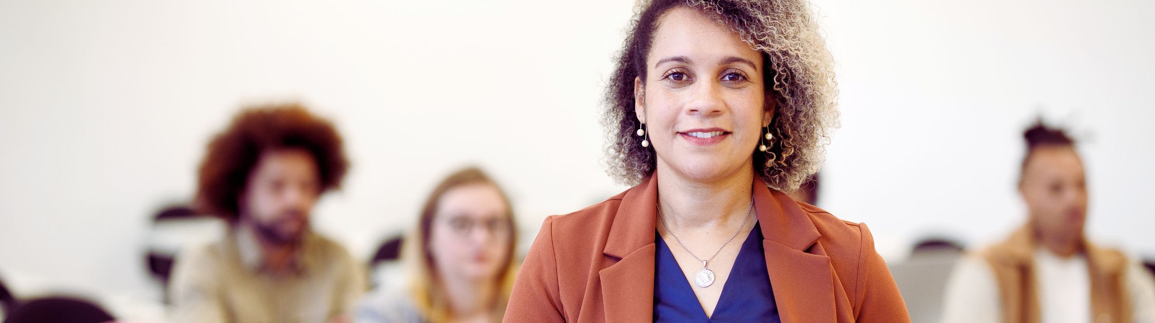 Portrait d’une membre de la communauté universitaire illustrant la collégialité universitaire et l’engagement dans une gouvernance démocratique.